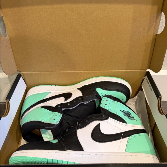 Air Jordan 1 Retro High OG 'Green Glow' - Picture 9 of 16
